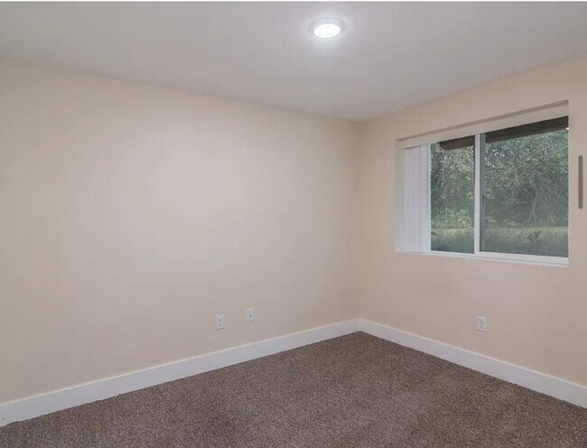Building Photo - Spacious 4-Bedroom duplex Near EWU – Cheney, WA