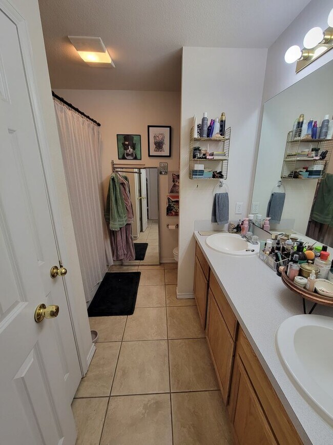 Building Photo - College Station - 3 bedroom / 2 bath duplex with fenced in yard and washer / dryer included