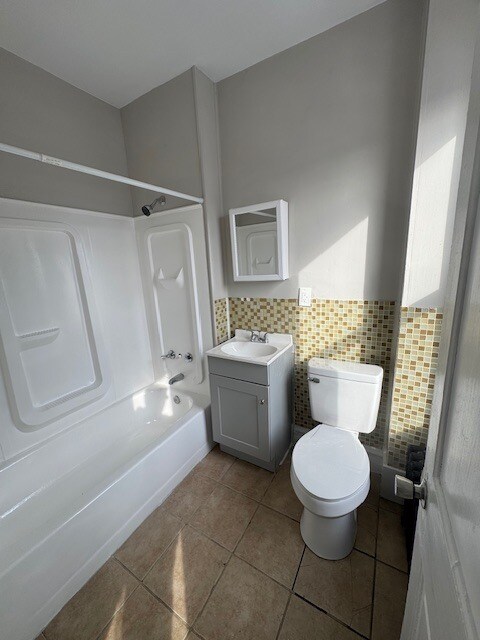 Building Photo - 467 N Evans St