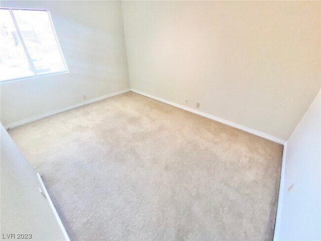 Building Photo - 5081 River Glen Dr