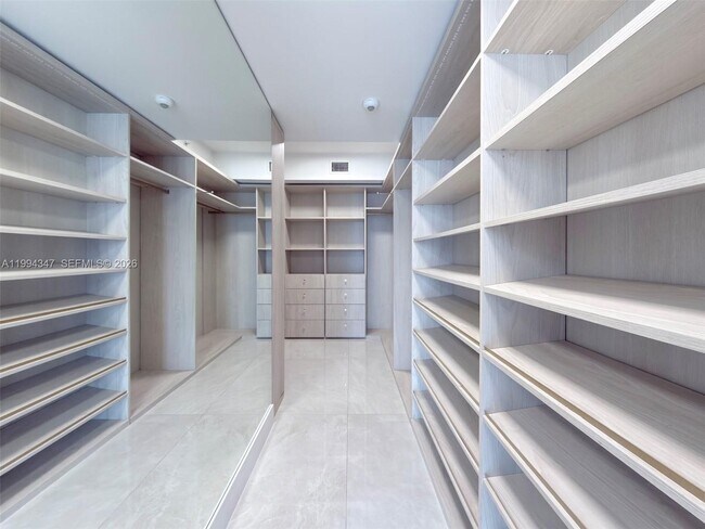 Building Photo - 1300 Brickell Bay Dr