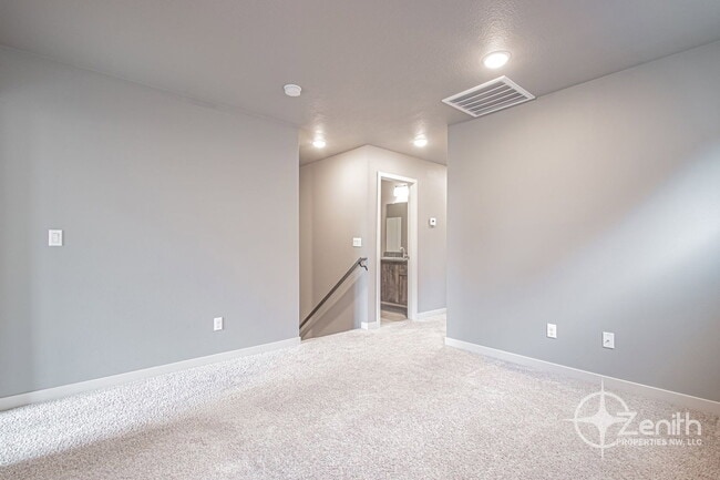 Building Photo - 12323 NE 116th Way