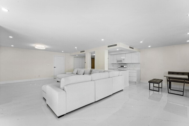 Building Photo - 5460 N Ocean Dr