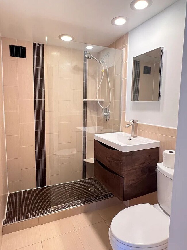 Building Photo - Great 2 Bed / 1 Bath Apartment near Embass...