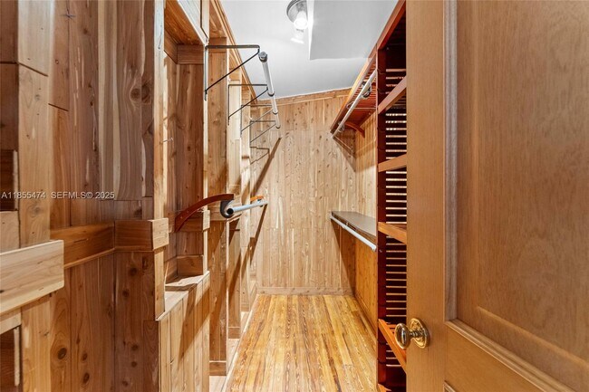 Building Photo - 918 Tequesta St