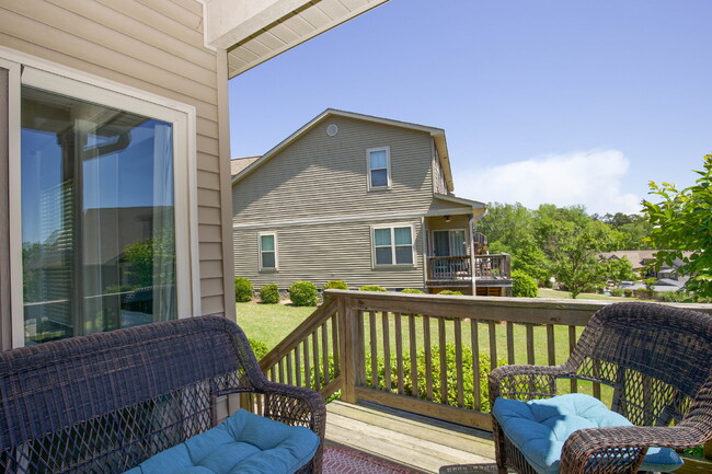Building Photo - Charming End-Unit Townhome in Southern Pines