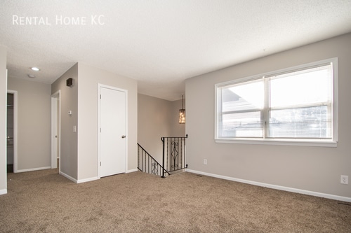 Building Photo - Roomy 3-bed/2-bath Duplex w/Fin Bsmt, fenc...