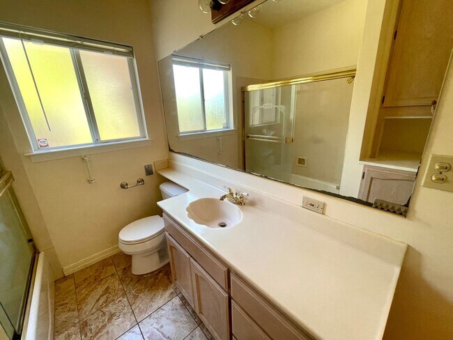 Building Photo - Spacious 3 Bedroom House
