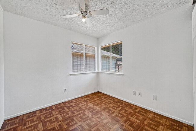 Building Photo - 4632 Greenwood Dr