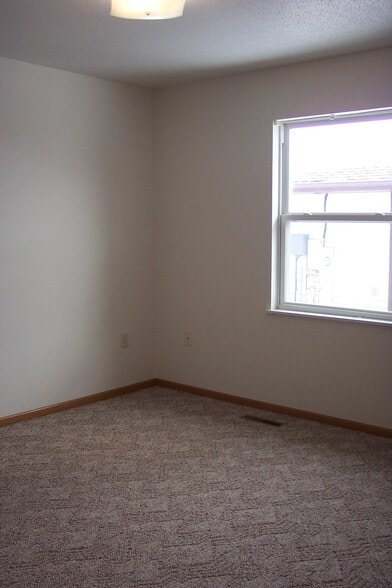 Building Photo - 627 Mary Kay Ave