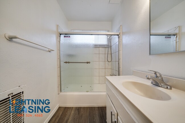 Building Photo - 14759 1/2 Vanowen-4B
