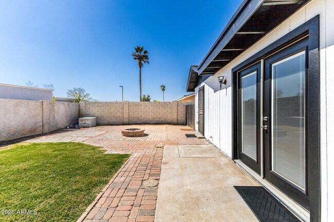 Building Photo - 7613 W Devonshire Ave