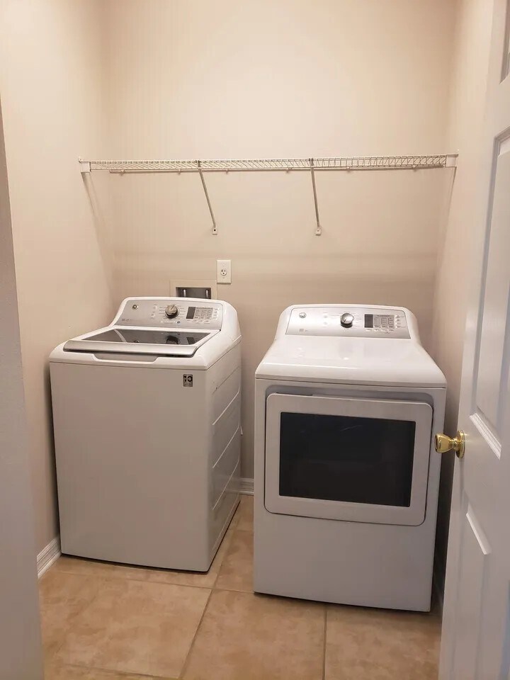 Building Photo - 469 Glastonbury Drive