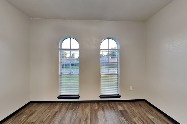 Building Photo - 640 N Markwell Ave