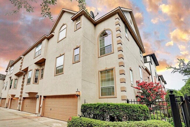 Primary Photo - 1515 Oakdale St