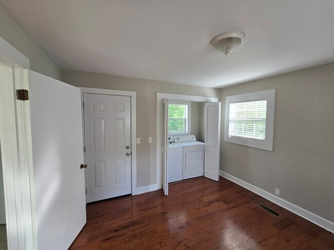 Building Photo - 4094 University Dr