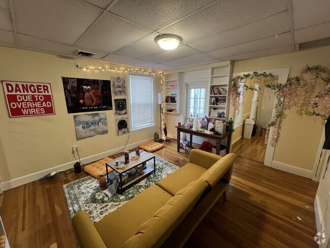 Building Photo - 361 Beacon St