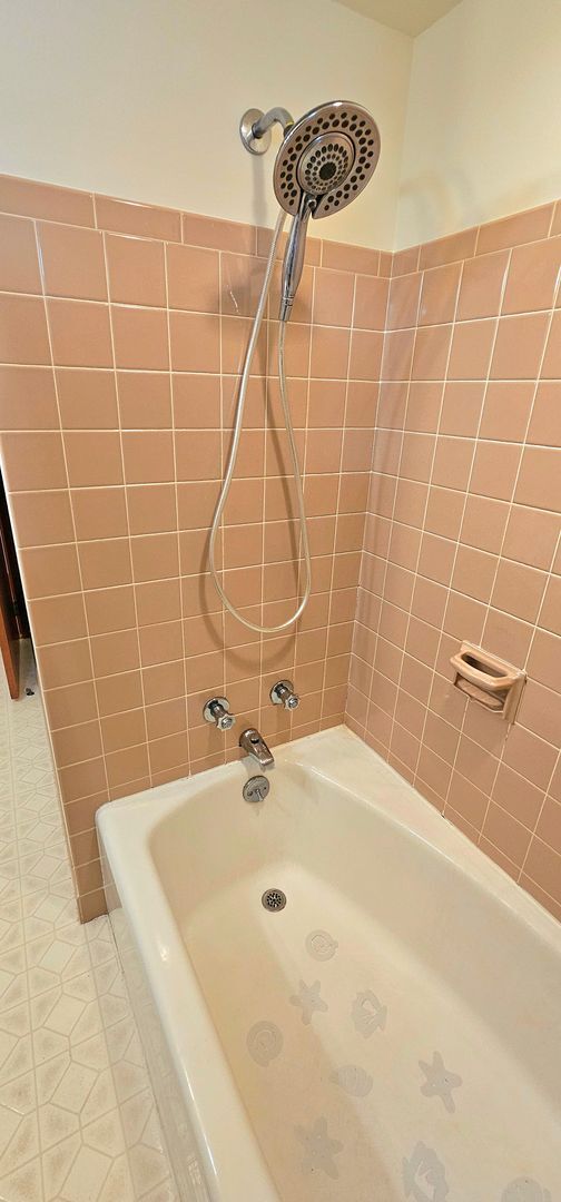 Building Photo - Welcome to this charming 2 bedroom, 1 bath...