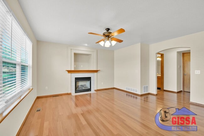 Building Photo - Beautiful home with 4 BR, 3.5 BA, 2 CAR wi...