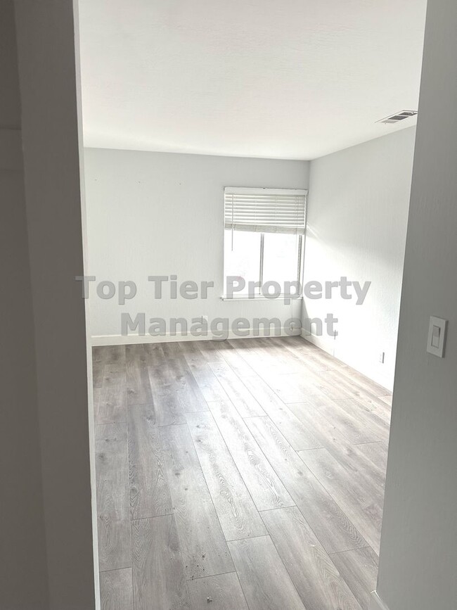 Building Photo - Beautiful and Recently Renovated 2 Bed/ 2 ...