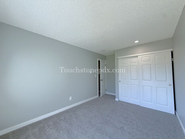 Building Photo - 1 MONTH RENT FREE! Updated 3 BR Apartment with Patio in Portland