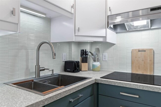 Building Photo - 228 E Harding St