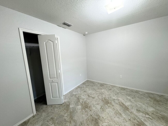 Building Photo - 4 Bedroom 2 Bath - Gated Community - Move ...
