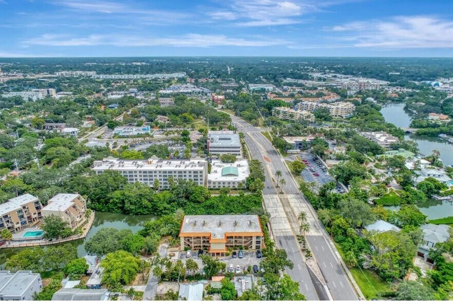 Building Photo - 1650 Pine Tree Ln