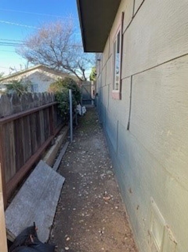 Building Photo - 481 Hillview St