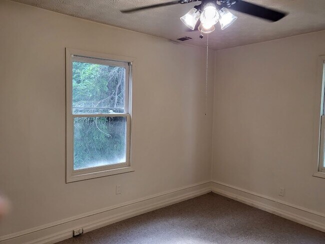 Building Photo - 3BR/2BA Home | Huge Private Lot + Deck | F...