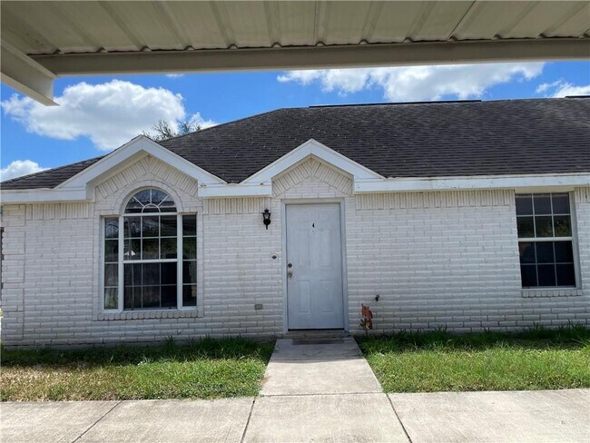Primary Photo - 703 La Mancha Dr