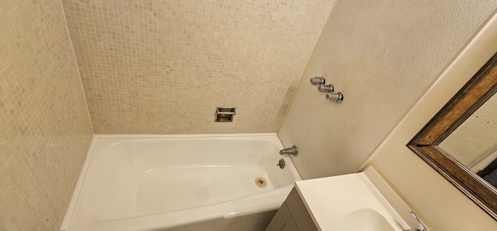 Building Photo - 206 N Beverly Park