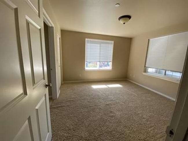 Building Photo - 2 bed, 2 bath condo on the canal