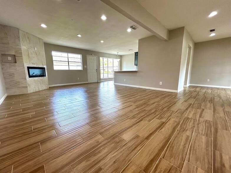 Building Photo - 5926 Darkwood Dr