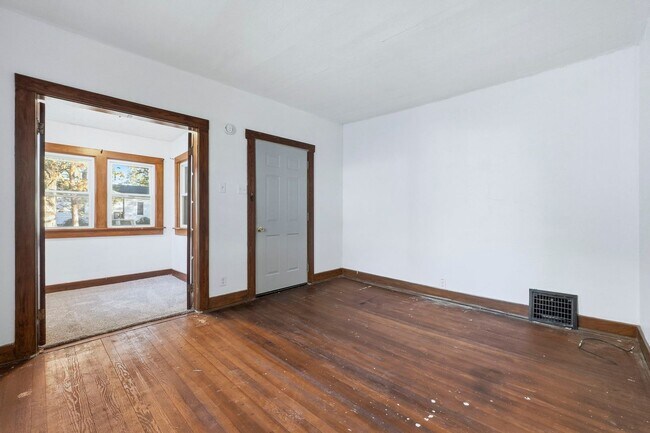 Building Photo - New 2 bedroom house listing!