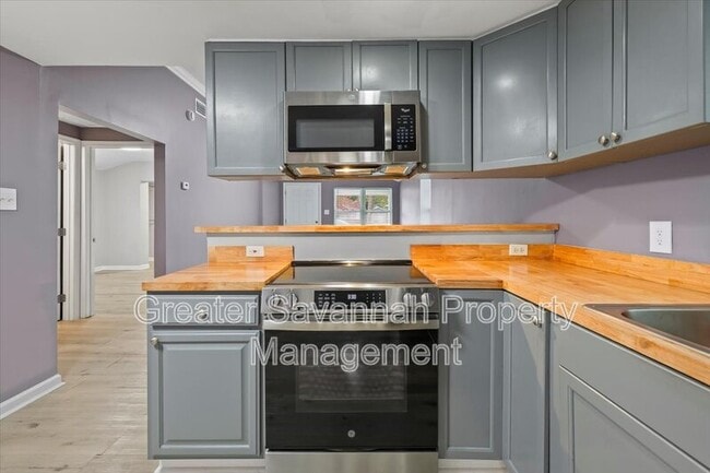 Building Photo - 705 W 47th St