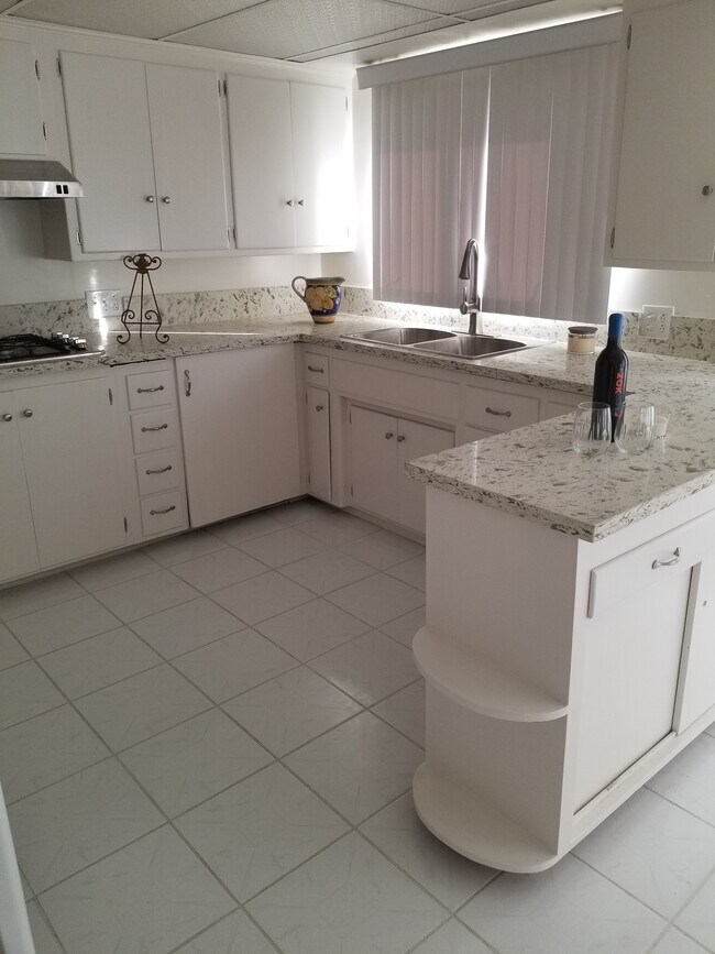 Building Photo - 333 W 33rd St