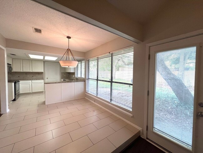 Building Photo - Charming single-story home with 4 bedrooms and 2 bathrooms for rent in neighborhood of Anderson M...