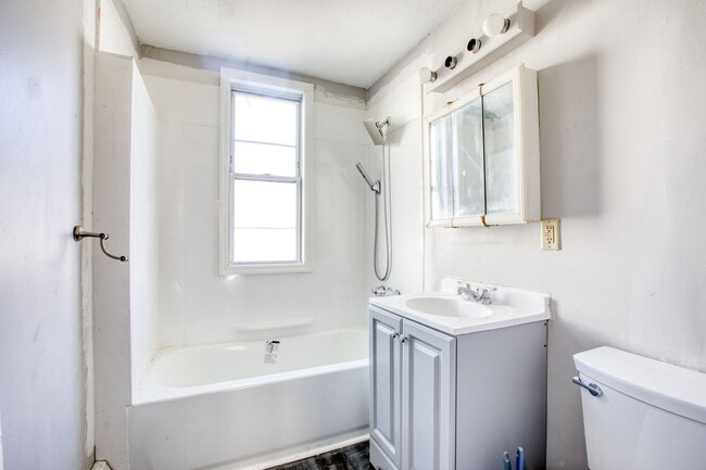 Building Photo - Newly Remodeled Spacious 3 Bedroom Apartment