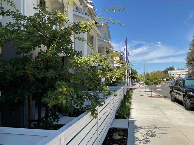 Building Photo - 2753 Oak Rd