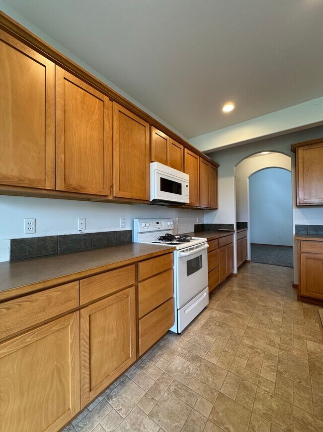 Building Photo - Large 4 Bed Rental in Established Neighbor...