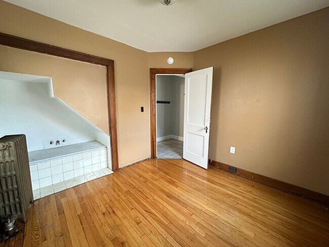 Building Photo - Gigantic 5 bedroom home on the NW side of ...