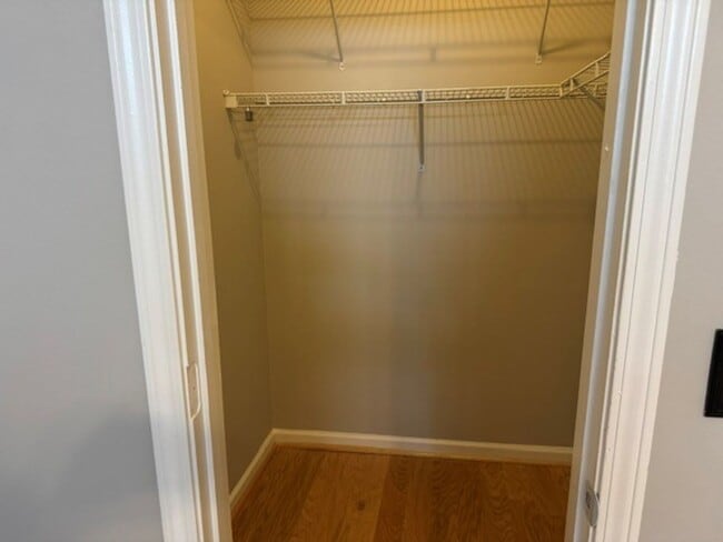 Building Photo - freshly paint 3 bed 2 bath townhome