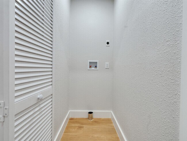 Building Photo - 7016 Delesandri Dr