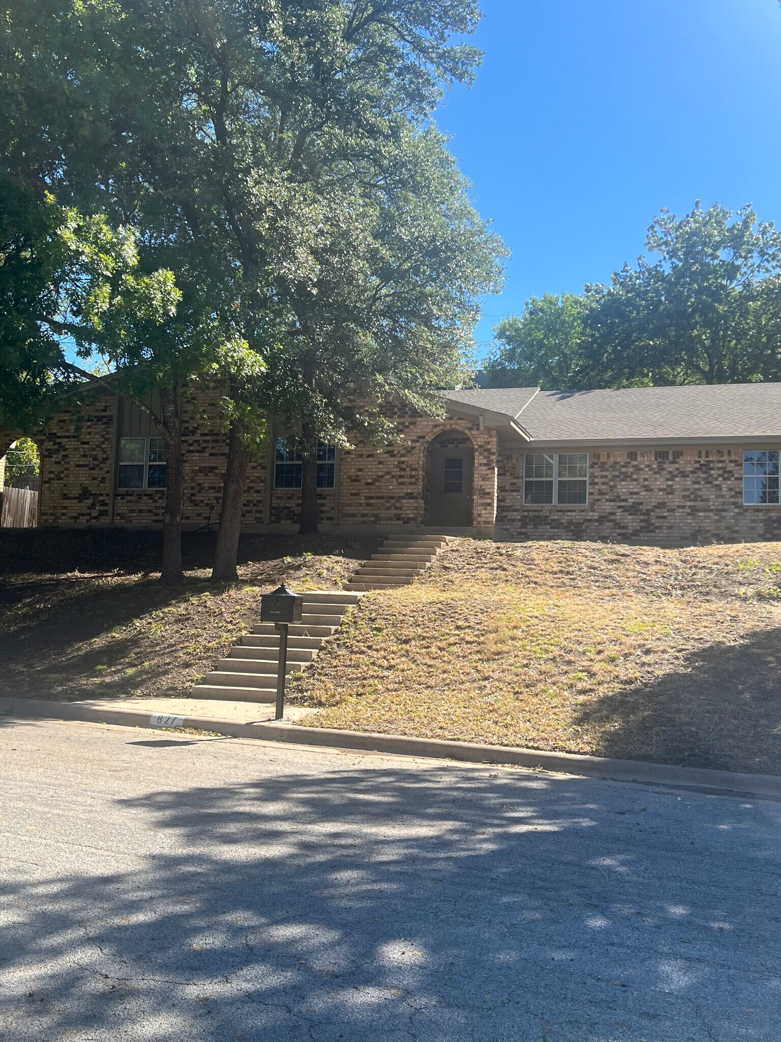 Building Photo - 827 Cliffside Dr