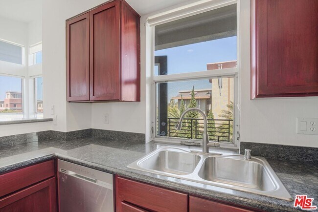 Building Photo - 6400 Crescent Prk E