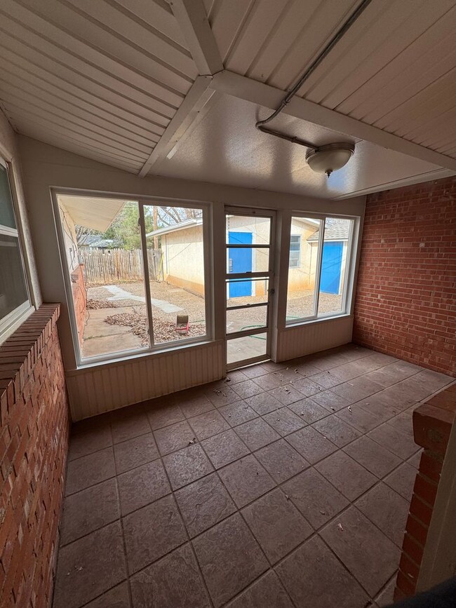 Building Photo - MOVE IN SPECIAL!! Central Lubbock-Beautifu...