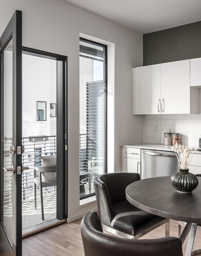 Building Photo - Stunning one bedroom unit in The Wedgewood section of town.