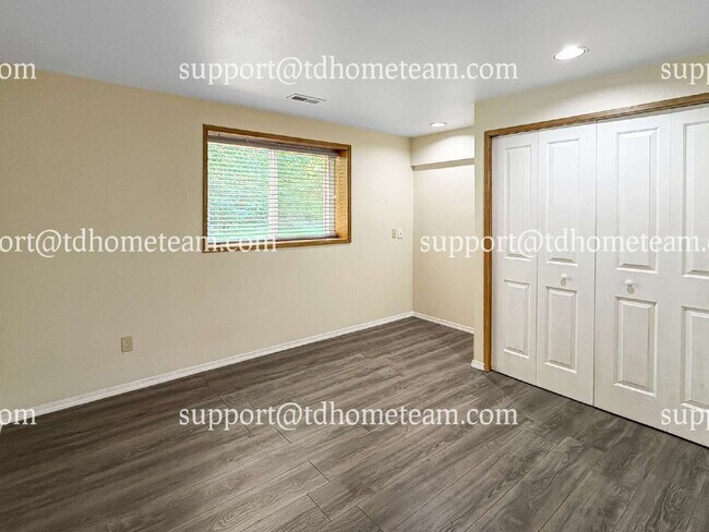 Building Photo - "Charming 3-Bed Retreat with Spacious Inte...