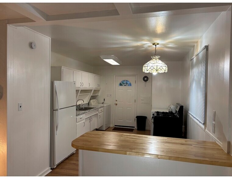 full kitchen view - 8095 Monroe Blvd